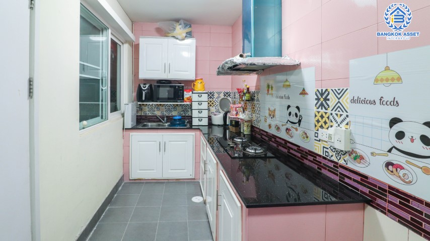 *****ทาวน์เฮ้าส์มือสอง โซนนนทบุรี ม.กัสโต้ ปิ่นเกล้า-จรัญสนิทวงศ์ เนื้อที่กว้าง 20.70 ตร.ว. ฟังก์ชัน 4 ห้องนอน 3 ห้องน้ำ ที่จอดรถ 2 คัน บ้านคุณภาพจากแบรนด์ Q HOUSE สภาพสวย พร้อมเข้าอยู่ มีเฟอร์นิเจอร์บิ้วอินให้ทั้งหลัง บนทำเลเดินทางสะดวก ใกล้รถไฟฟ้าสายสีแดง "สถานีบางบำหรุ" และทางด่วน "ศรีรัช"